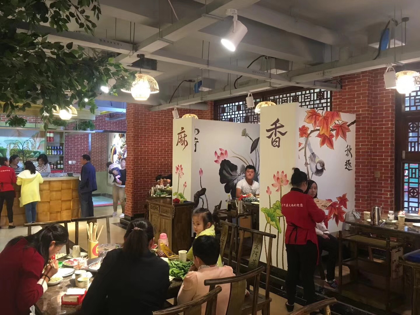 老阿婆火锅成火锅店加盟市场吸金石   10月的新疆已是寒意初降，而在南疆，一家刚开业的老阿婆火锅叶城店却让当地食客感受到了一股从未有过的麻辣热潮。“吃的爽，辣到爆”一时间，这股巴蜀特色饮食之风吹遍当地的火锅餐饮市场。那么，在火锅品牌层出不穷的当下，一家新开的老阿婆火锅店缘何如此人气爆棚呢？其生意火爆的背后究竟有何秘诀呢？    “这里的锅底全是纯菜籽油”说起刚开业生意就如此火爆的原因时，该店老板首先亮出了自己的“秘密武器”——行业内独一无二的纯菜籽油。    在健康意识日益增强的今天，“吃完火锅就长痘痘”的传统“火锅病”已经没有了市场，消费者在饮食上的要求已趋于“绿色，清淡，无添加”。此时，由老阿婆火锅扛起的绿色营销大旗迎来了发展良机，尤其“清油火锅搭配秘制有机食材”是让广大食客赞不绝口。     “以往都不敢带孩子出来吃火锅，就怕孩子吃后拉肚子”一位领着儿子在新疆南疆叶城店就餐的女士在接受采访时说道，如今不仅没有了这些担心，让我们当妈妈放心的是，孩子吃火锅之后不用换衣服，浑身干干净净的。    对此，我们注意到，和其他火锅店油腻熏天相比，这家老阿婆火锅店从里到外竟是如此的清新爽人。如此清洁的环境自然吸引到了不少孩子的光顾。“这家干净，这里的鲜鸭舌我爱吃”一位正在大快朵颐的淘气小男孩的一句话惹得现场阵阵笑。     而在这家店老板看来，老阿婆火锅店生意的红火不仅仅是采用纯菜籽植物油，老阿婆火锅总部在加盟上的全方位支持，让自己对火锅店今后的发展有着的憧憬。“从加盟选址到食材物流配送，从经营的统一指导，到以后品牌的经营，总部都为我们提供了周到的服务。”    很显然，来自川渝地区的老阿婆火锅之所以能风靡大江南北，得到各地消费者的认可，其独特的食材配方和全方位的加盟支持是关键。    而从老阿婆火锅http://www.hspp.cn/加盟总部得到的新消息显示，随着新疆南疆叶城新店的成功开业，当地已有多创业者表达了继续开分店的加盟意向——开一家正宗的老阿婆火锅店已成当地具吸金能力的创业项目。